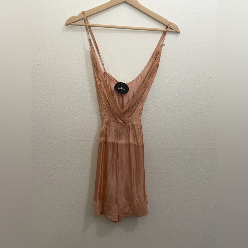 Lulus Rose Gold Metallic Plisse Romper - v Neck Lace Trim Lingerie Sz Medium NWT - Picture 2 of 7